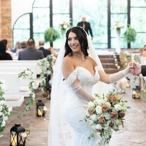 TRUE SIZE Stunning Lace Wedding Dress MERMAID STYLE – Size 8 with Two Veils